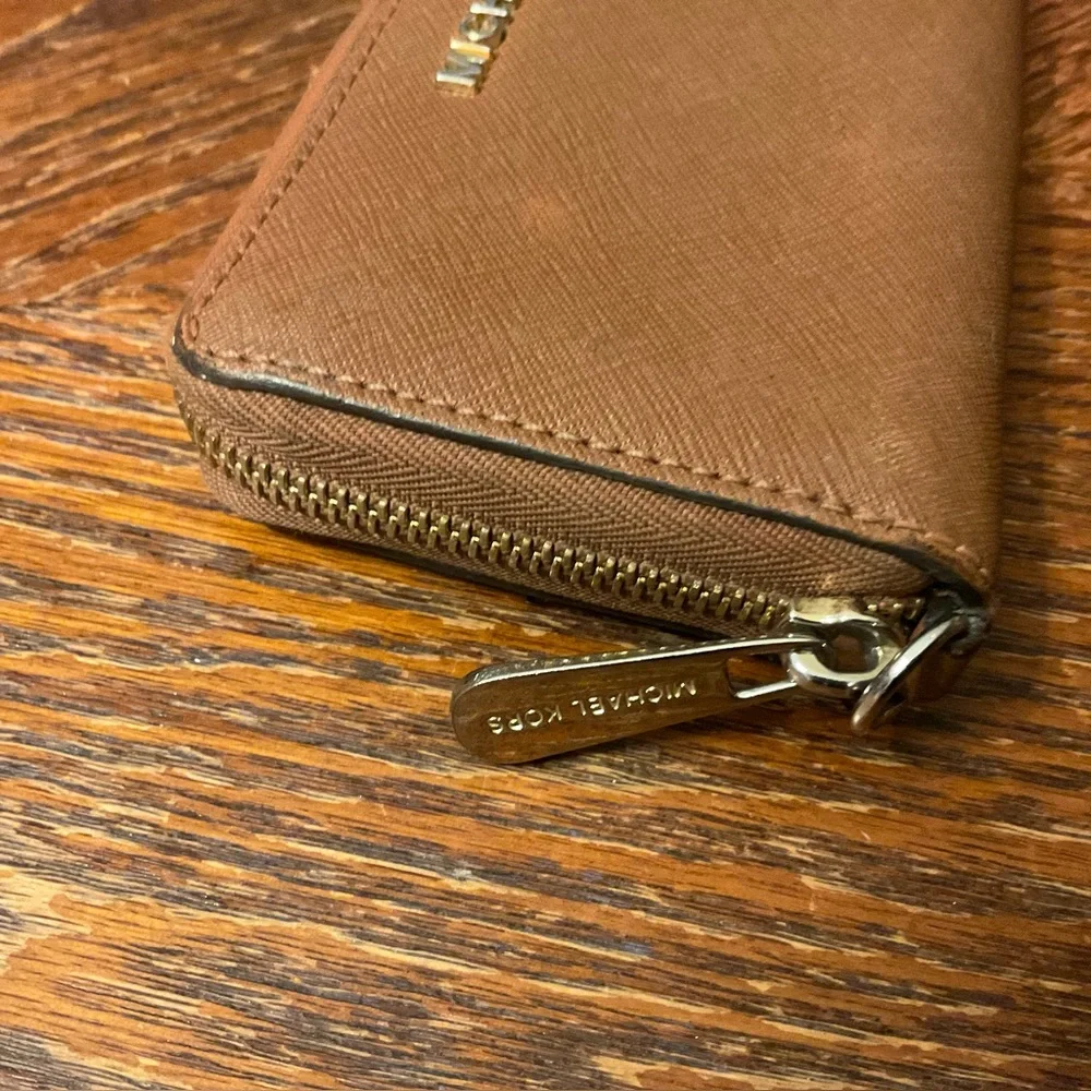 Michael Kors Brown Gold Zipper Wallet!